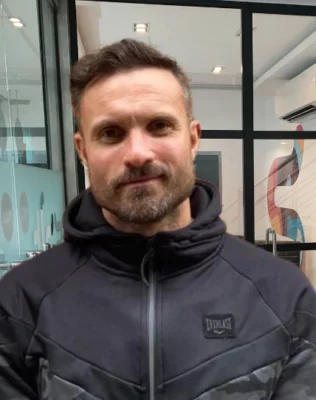 Elliot Dell headshot in a Salt office